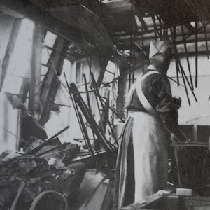 Eine Schwester in den Trümmern der Kinderklinik (Repro/Klinikum Dortmund)