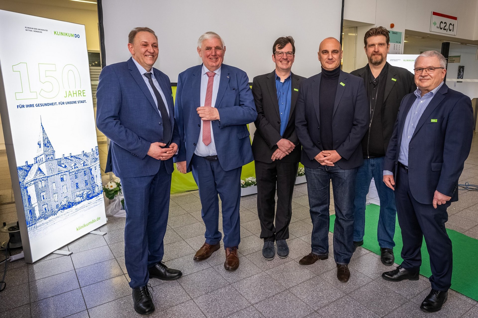 Geschäftsführung und Ehrengäste bei der Jubiläumsfeier