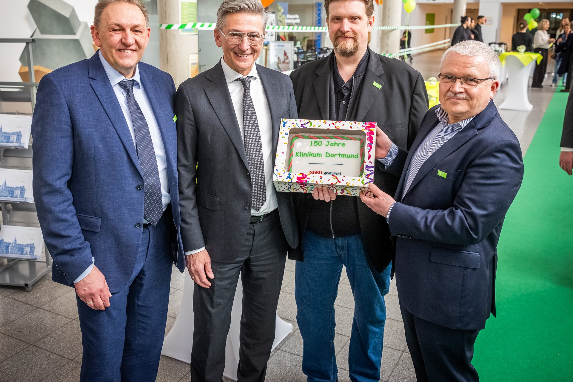 'Festakt Jubiläum-150 Jahre DSW21-Vorstandsvorsitzender Jörg Jacoby (2.v.l.) überraschte die Klinikum-Geschäftsführung Peter Hutmacher, Michael Kötzing und Prof. Dr. Dr. Stefan Haßfeld