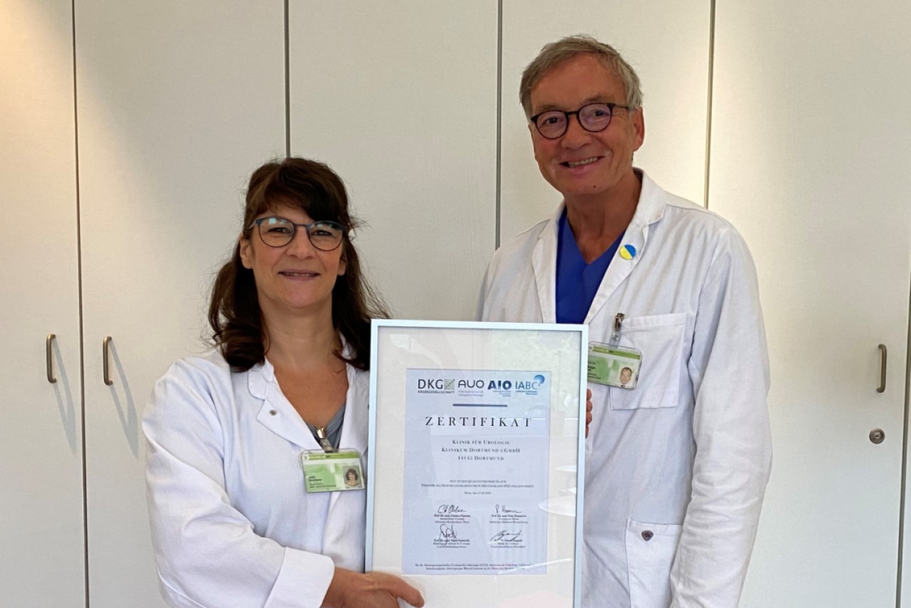 Klinikdirektor Prof. Dr. Michael Truß und Study Nurse Julia Neumann mit der Urkunde