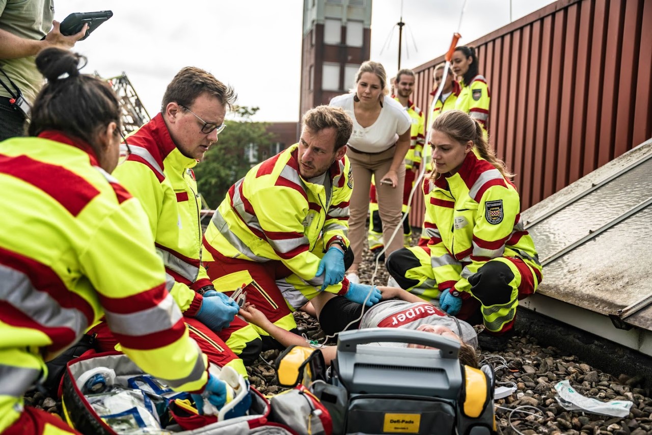 Medizinstudierende versorgen "Verletzten" im Training