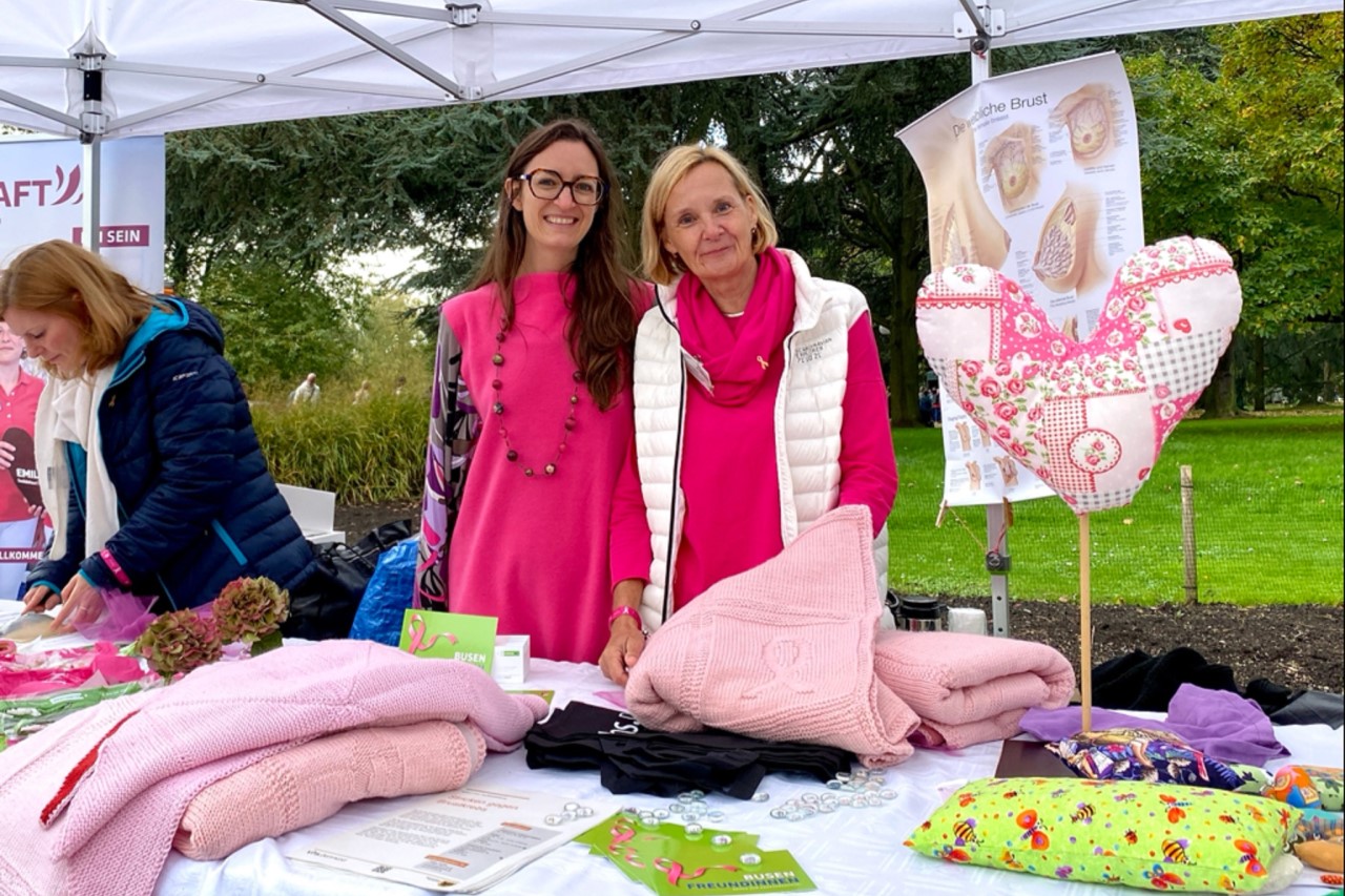 Ärztin Rosa Bianca Bianchini und Breast Care Nurse Susanne Hartmann am Stand des Klinikums Dortmund, 