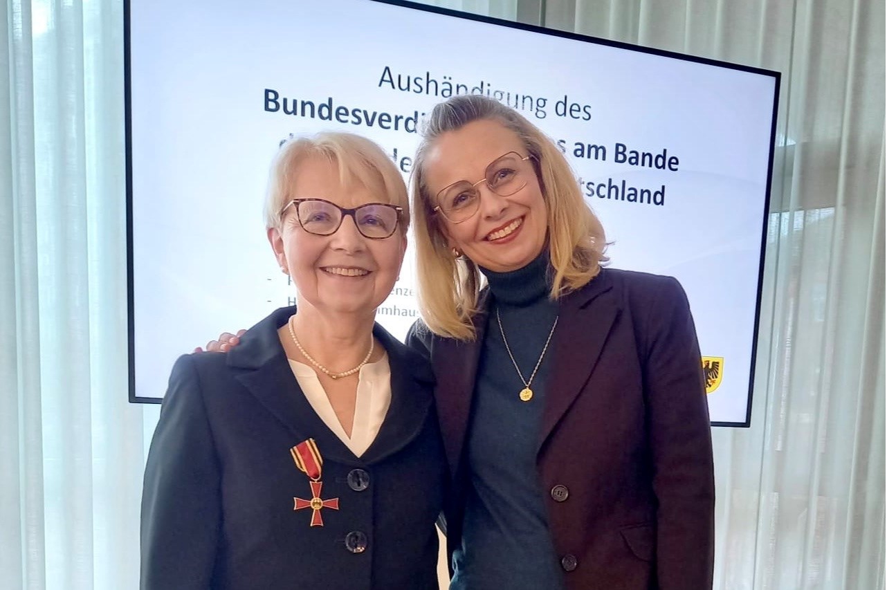 Barbara Menzebach (l.) und Christine Hard bei der Verleihung des Bundesverdienstkreuzes 