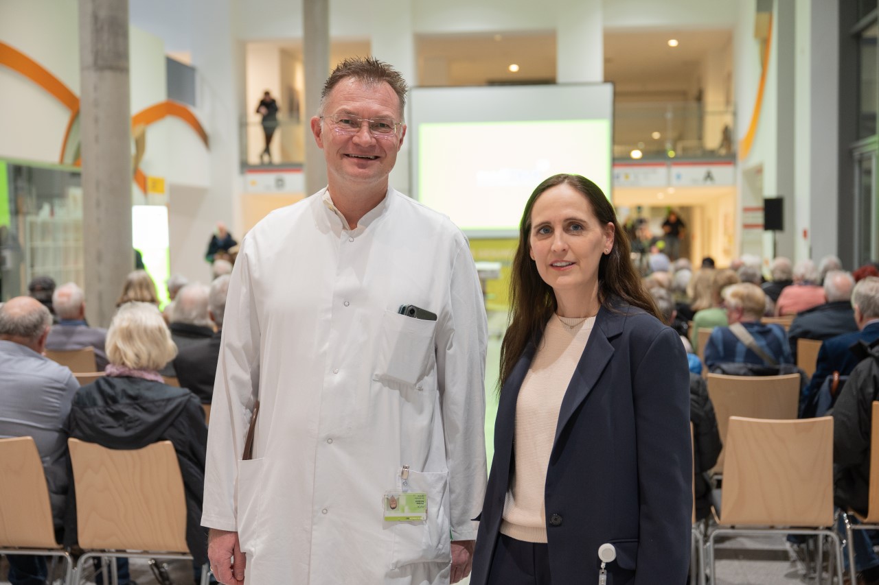 Dr. Kirstin Kimm, leitende Oberärztin und Diabetologin, und Prof. Dr. Thomas Reinbold, Direktor der Klinik für Geriatrie
